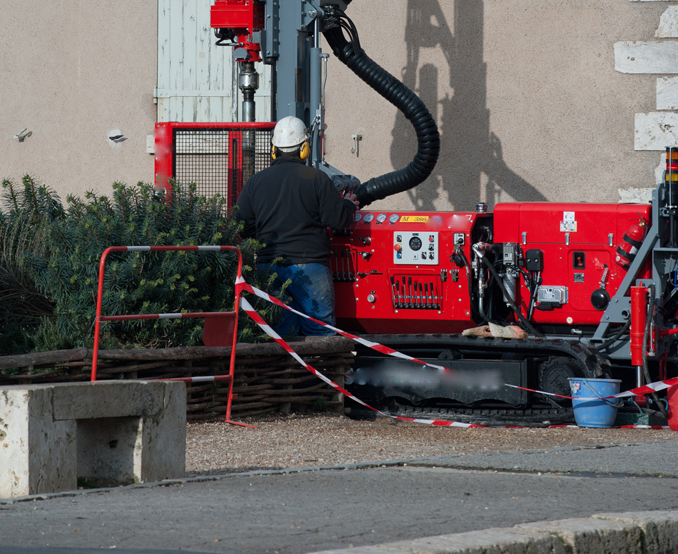 Sondage de sol avec machine de carrotage rouge.